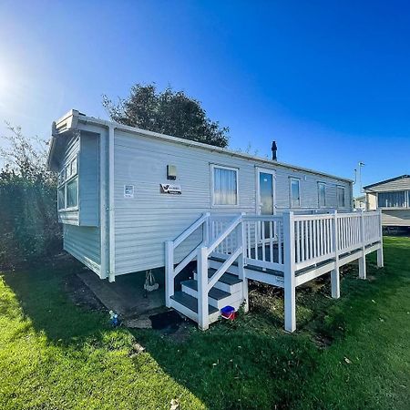 Lovely Caravan With Decking And Outside Furniture At Broadland Sands Ref 20113Bs Hopton on Sea Kültér fotó