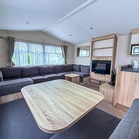 Lovely Caravan With Decking And Outside Furniture At Broadland Sands Ref 20113Bs Hopton on Sea Kültér fotó