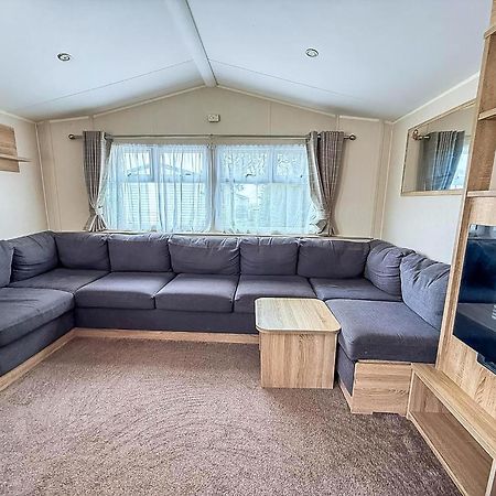 Lovely Caravan With Decking And Outside Furniture At Broadland Sands Ref 20113Bs Hopton on Sea Kültér fotó