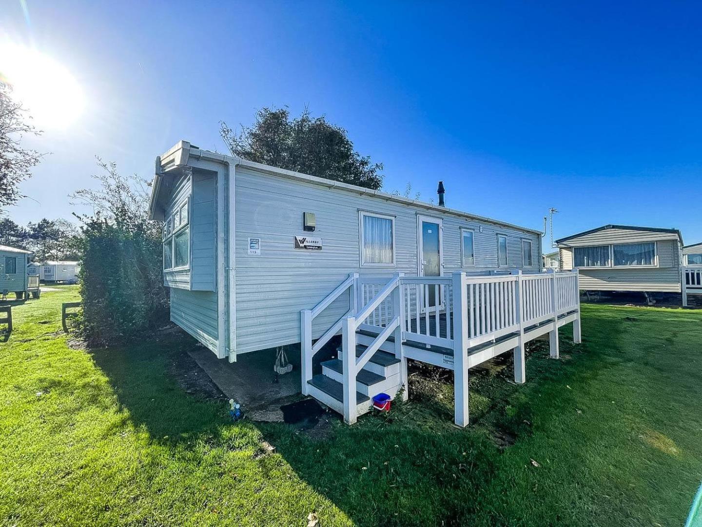 Lovely Caravan With Decking And Outside Furniture At Broadland Sands Ref 20113Bs Hopton on Sea Kültér fotó