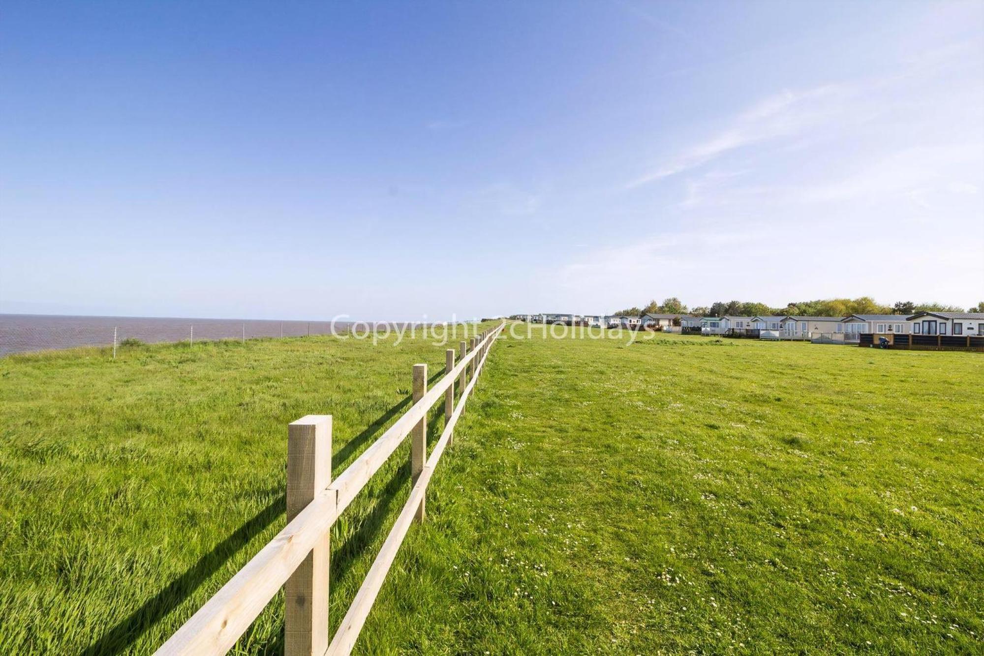 Lovely Caravan With Decking And Outside Furniture At Broadland Sands Ref 20113Bs Hopton on Sea Kültér fotó