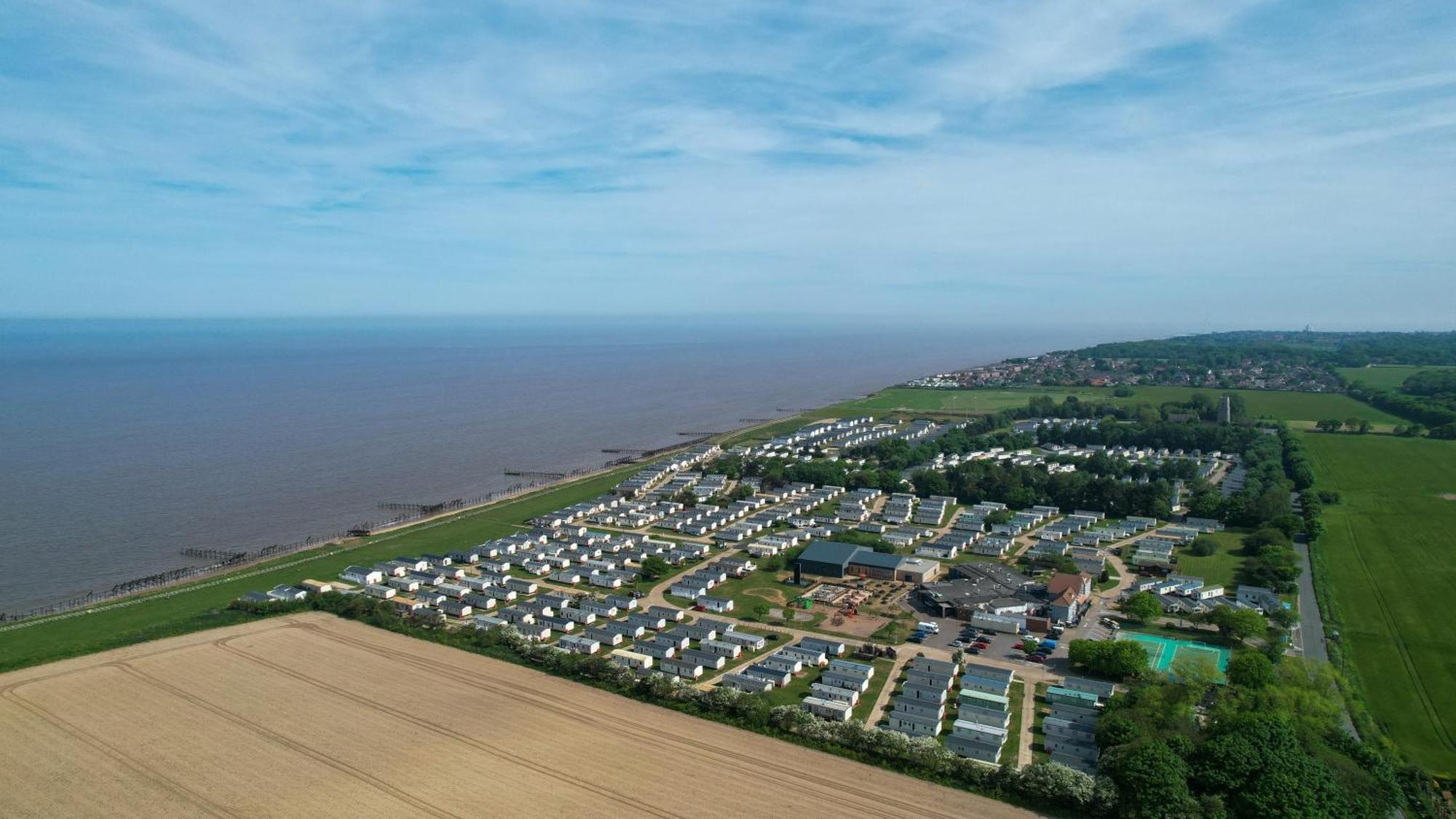 Lovely Caravan With Decking And Outside Furniture At Broadland Sands Ref 20113Bs Hopton on Sea Kültér fotó