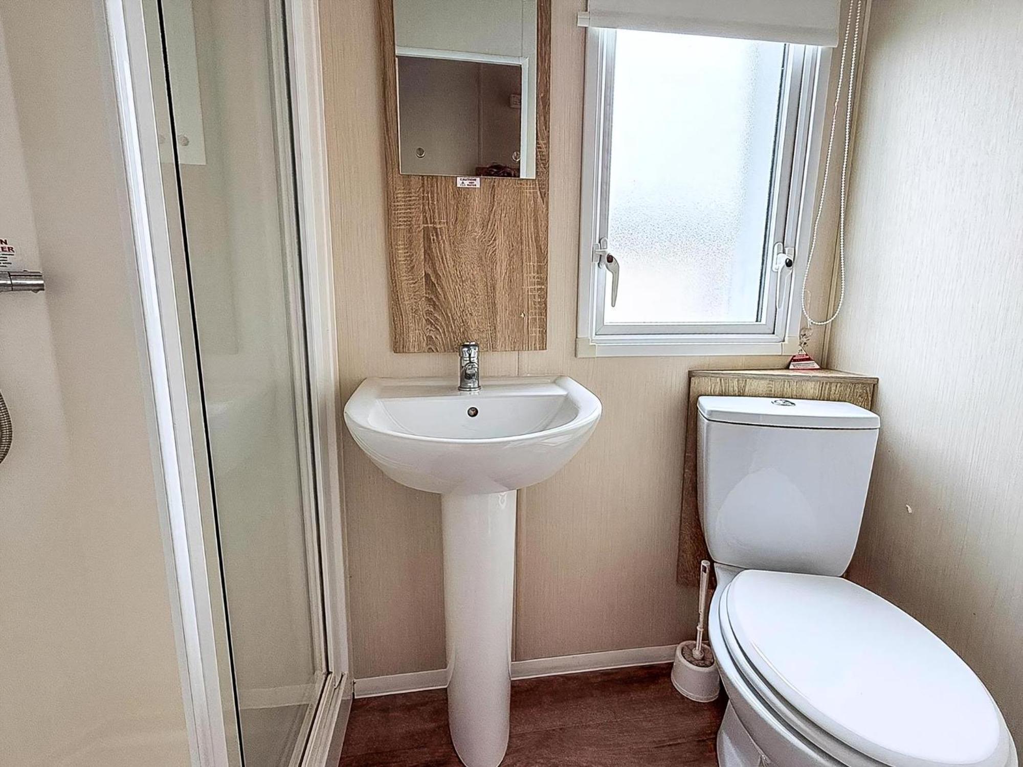 Lovely Caravan With Decking And Outside Furniture At Broadland Sands Ref 20113Bs Hopton on Sea Kültér fotó