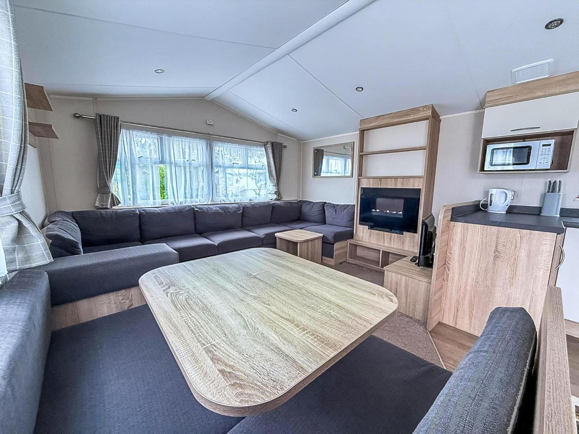 Lovely Caravan With Decking And Outside Furniture At Broadland Sands Ref 20113Bs Hopton on Sea Kültér fotó