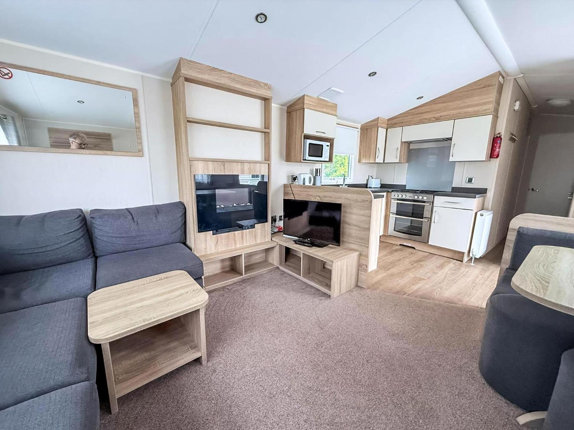 Lovely Caravan With Decking And Outside Furniture At Broadland Sands Ref 20113Bs Hopton on Sea Kültér fotó